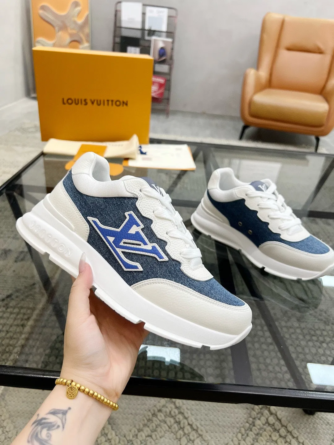 Factory price: 460💰LV🔍Top purchasing agent🇮🇹 Road 炸街男神爆款运动板鞋专柜同步，鞋面意大利进口牛皮搭配布面料，高品质拼接复杂工艺，进口透气网布内里垫，鞋底：原厂特供原版底，T男装男鞋💰U独家活动成型底超级舒适，原厂跟单货，🔍🔍高品质，可随意进出专柜，欢迎对比。 Code number 38-44, (45 customized)